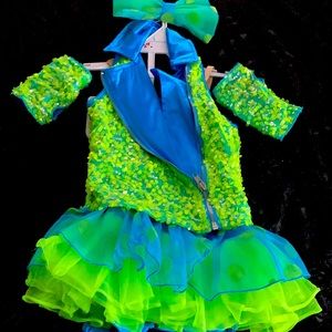 Little girls size 2 t only wore a few times